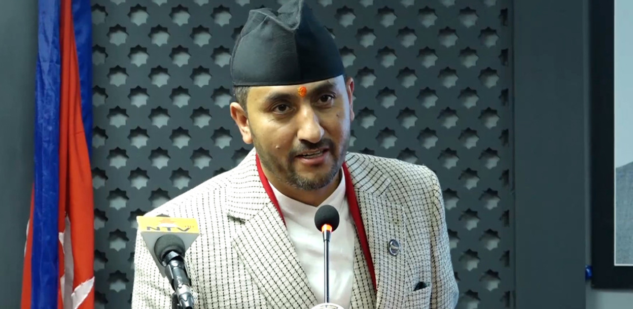 राजीनामा दिँदै सञ्चारमन्त्री खरेल, रास्वपाबाट चुनाव लड्ने