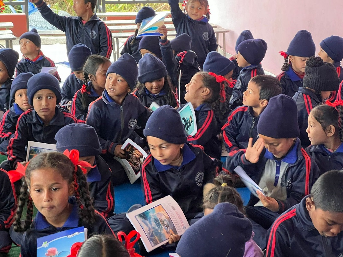 कामना सेवा विकास बैंकले कास्कीको लक्ष्मी आधारभूत विद्यालयलाई दियो शैक्षिक सामग्री