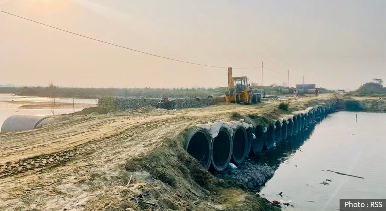 कमला नदीमा बन्यो अस्थायी डाइभर्सन, १४ वर्षपछि पुल निर्माण अन्तिम चरणमा