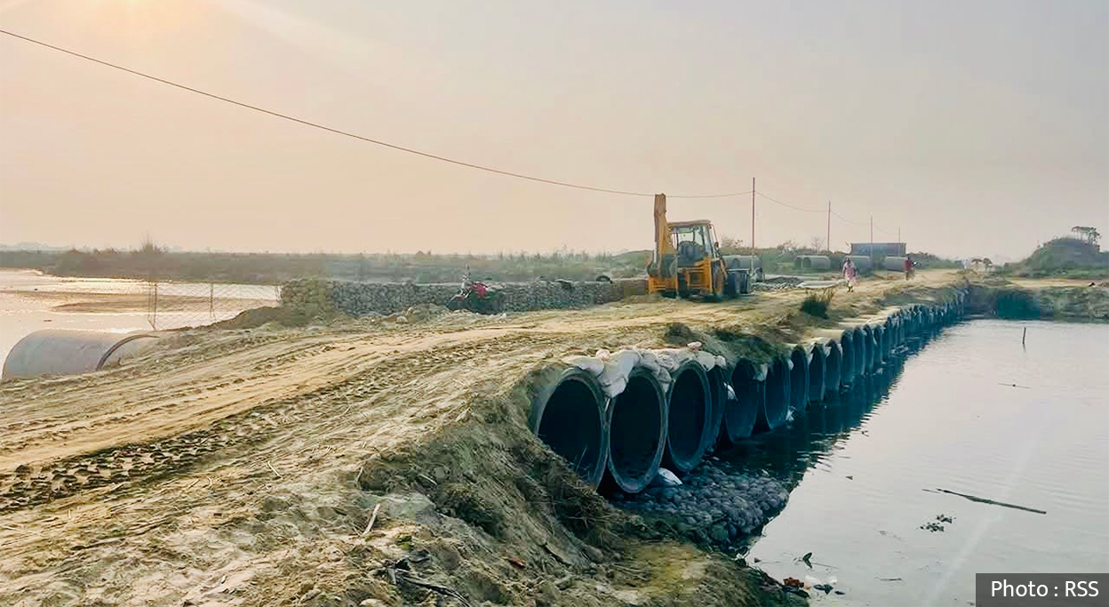 कमला नदीमा बन्यो अस्थायी डाइभर्सन, १४ वर्षपछि पुल निर्माण अन्तिम चरणमा