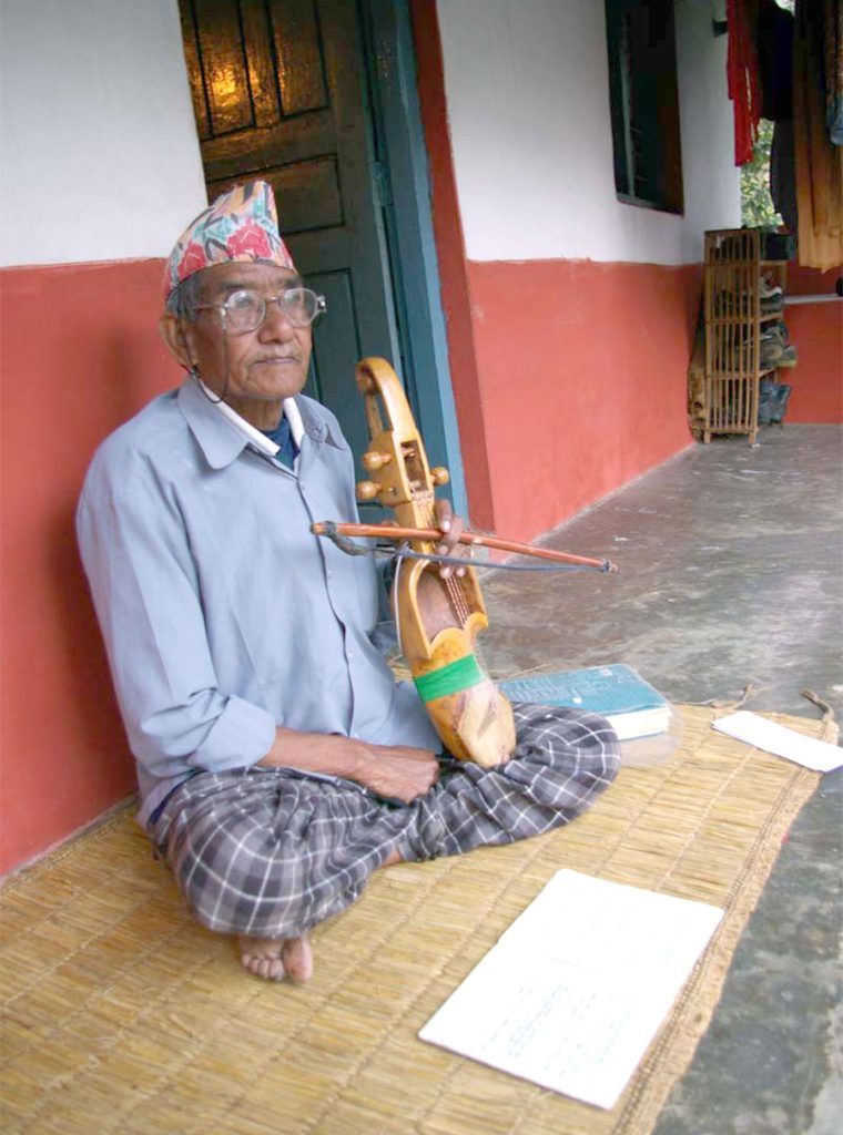 खिमबहादुर गन्धर्व: जसले सारङ्गी बजाएर महेन्द्रदेखि माओसम्मलाई मन्त्रमुग्ध पारे