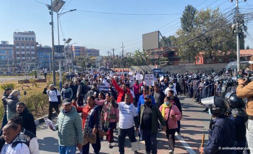 खोला मापदण्ड विरुद्ध आज पनि माइतीघरमा प्रदर्शन (तस्वीरहरू)