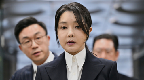 दक्षिण कोरियाकी पूर्व प्रथम महिला किम केओन हीलाई २० महिना जेल   