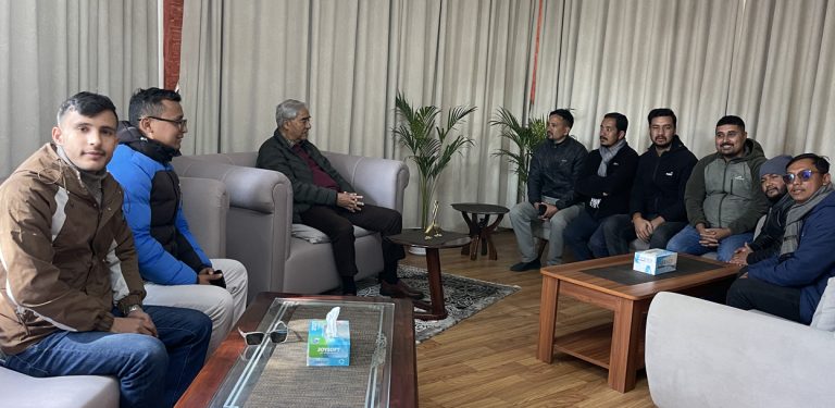 नेविसंघका नेताहरूलाई देउवाले भने : म मिलाउँदैछु, पार्टी फुट्दैन्