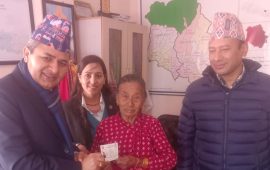सिन्धुपाल्चोकमा ८४ वर्षीया लालकुमारीलाई नागरिकता प्रदान