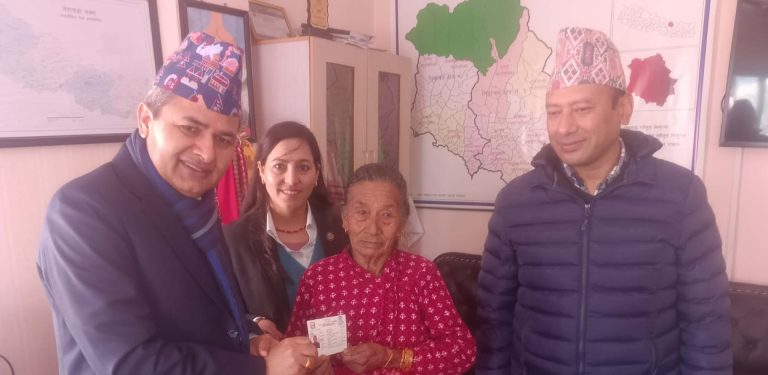 सिन्धुपाल्चोकमा ८४ वर्षीया लालकुमारीलाई नागरिकता प्रदान