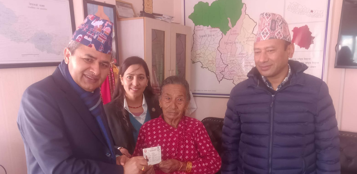सिन्धुपाल्चोकमा ८४ वर्षीया लालकुमारीलाई नागरिकता प्रदान