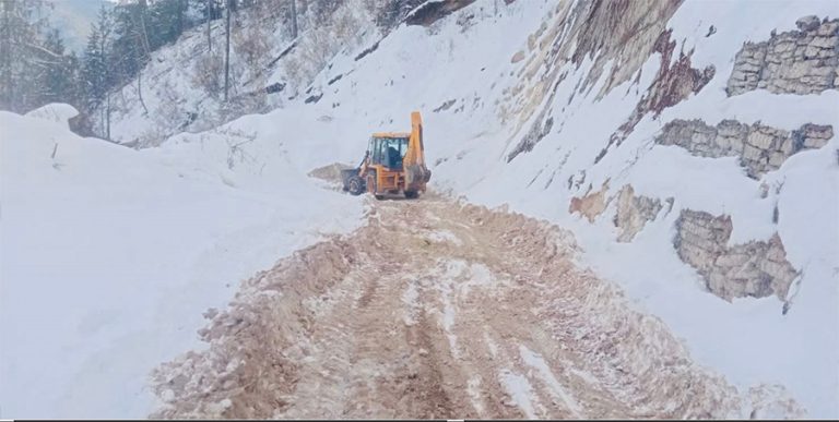 हिमपातले अवरुद्ध भएको नाग्म-गमगढी सडक सञ्चालन