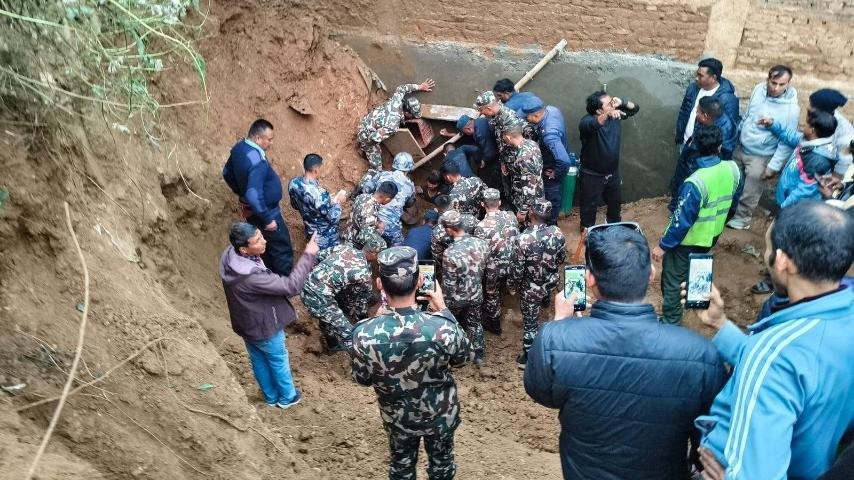 धादिङमा माटोको ढिस्कोले पुरिएका २ जनालाई सेनाले गर्‍यो उद्धार