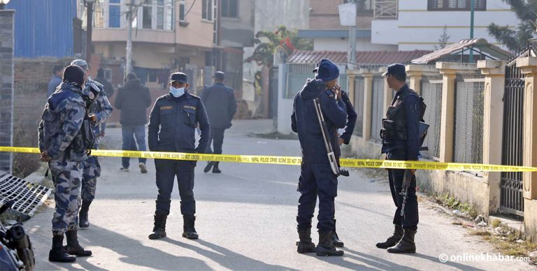 काठमाडौंको मुलपानीबाट प्रहरीले गोली चलाएर समात्यो १० लुटेरा