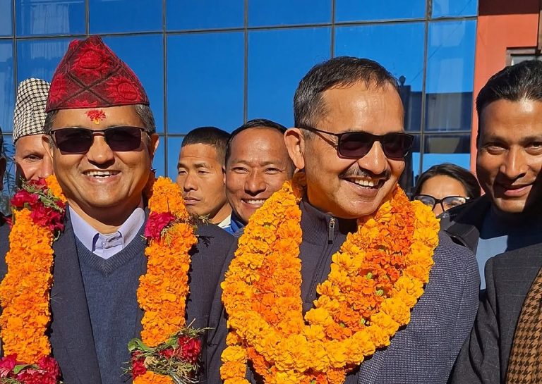 प्युठानमा दुई उम्मेदवारको शुभकामना आदान प्रदान