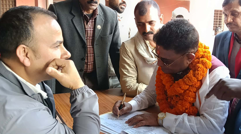 एमालेका रघुवीर महासेठले धनुषा-४ बाट गराए उम्मेदवारी दर्ता