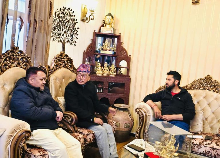 राजेन्द्र लिङ्देनले दिए रवि लामिछानेलाई पृथ्वी जयन्तीको निमन्त्रणा