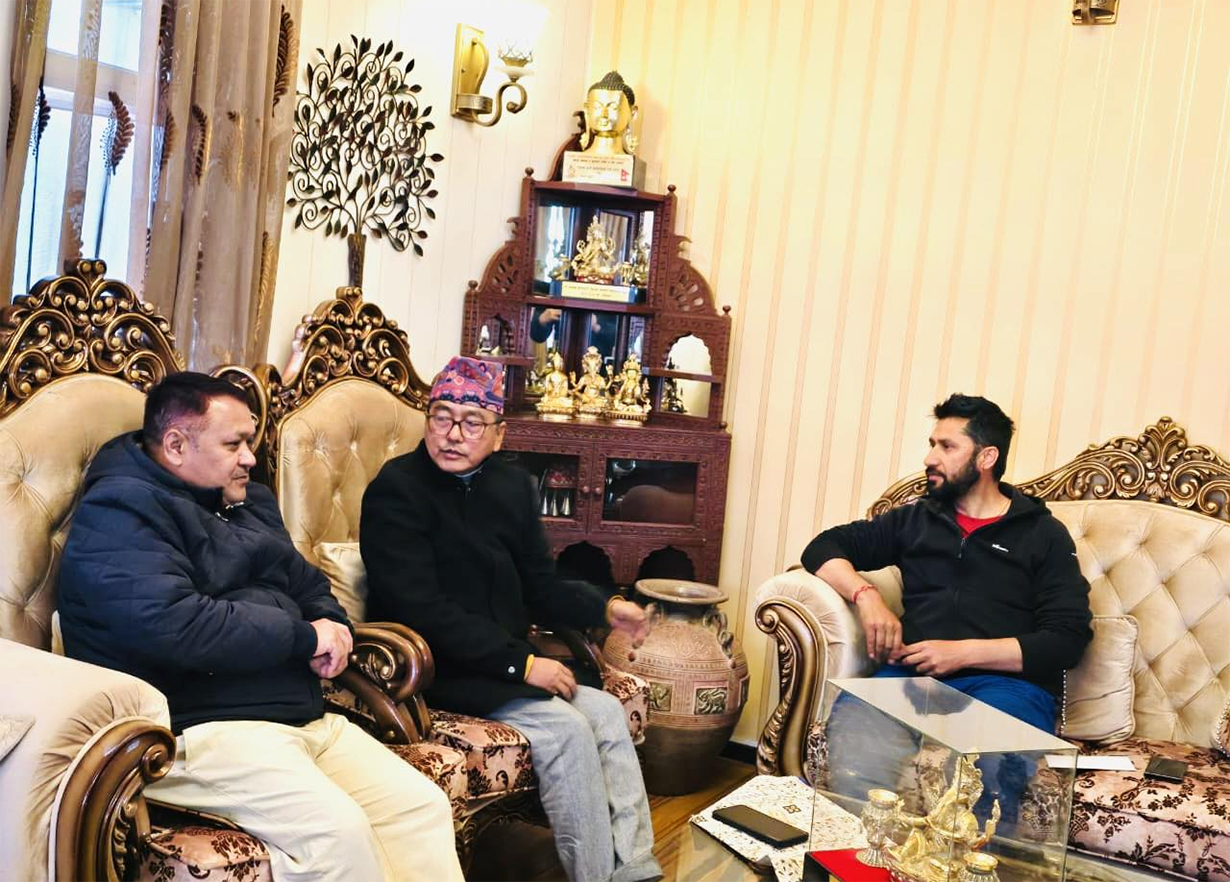 राजेन्द्र लिङ्देनले दिए रवि लामिछानेलाई पृथ्वी जयन्तीको निमन्त्रणा