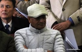 रमेश लेखकलाई काठमाडौं प्रहरी परिसरमा ल्याइँदै