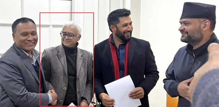 रास्वपासँग सहमतिमा हस्ताक्षर गर्ने उज्यालो पार्टीका नेता नै समानुपातिकको अर्को सूची बोकेर पुगे आयोग