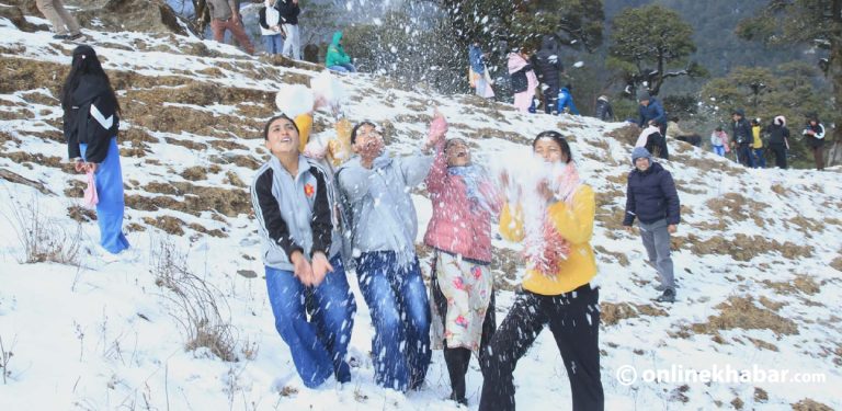 रुकुम पूर्वका डाँडाँमा हिउँको पछ्यौरी, पातिहाल्नामा लुकामारी (तस्वीरहरू)