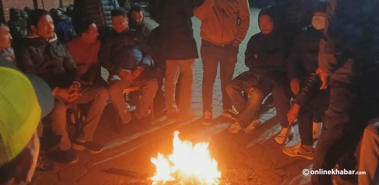 कांग्रेस कार्यालयमै आगो तापेर बसेका छन् तरुण दलका कार्यकर्ता