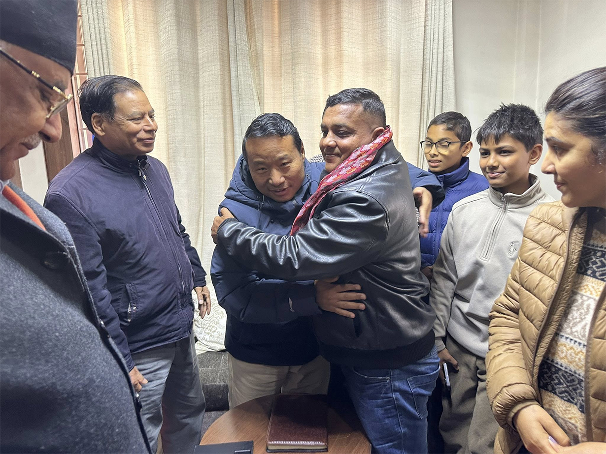 १० वर्षपछि पुरानै पार्टीमा फर्किए सन्तोष, प्रचण्डले गरे स्वागत