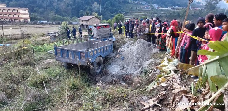 गुल्मीको चन्द्रकोटमा ट्याक्टर दुर्घटना, चालक पुरिएको अवस्थामा फेला