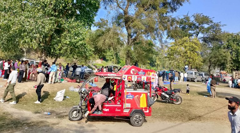 नयाँ वर्ष मनाउन ठोरी आएका पहिलो सय पर्यटकलाई ढाकाटोपी