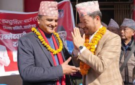 टिकट नपाएका एमाले नेताहरू उम्मेदवारसँगै मनोनयन दर्तामा पुगे