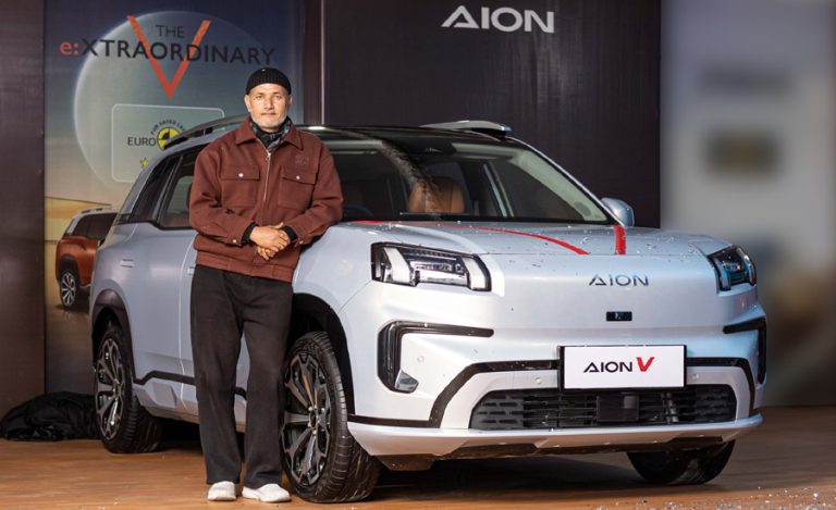 अर्पण थापाले किने ७० लाखको विद्युतीय गाडी