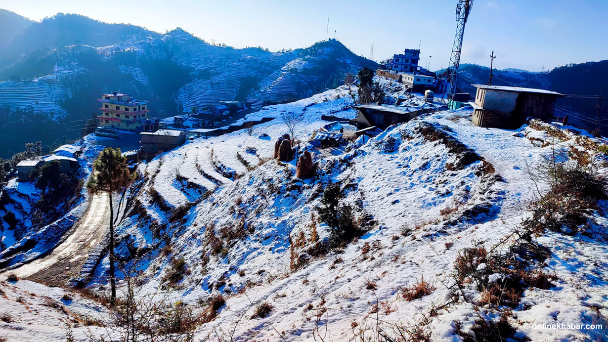 बैतडीका डाँडापाखामा हिउँ, किसान खुसी (तस्वीरहरू)