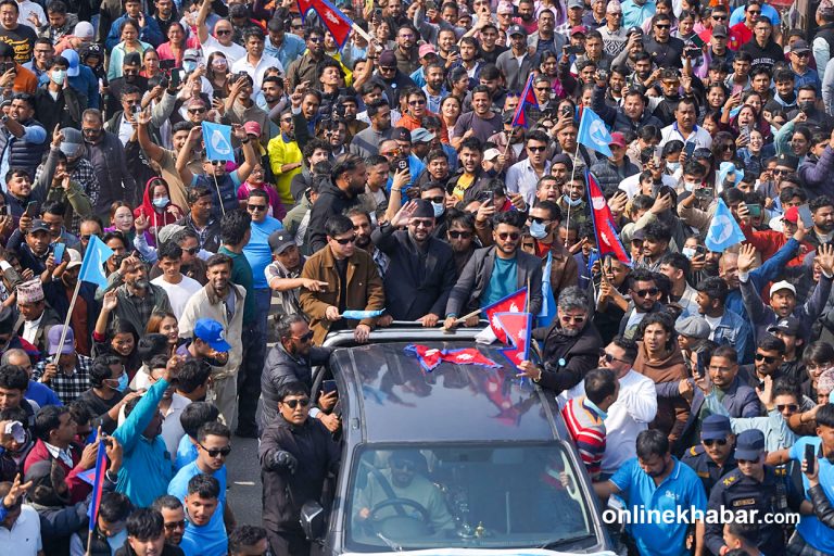 निर्वाचन अधिकृतको कार्यालय पुगे बालेन (तस्वीरहरू)