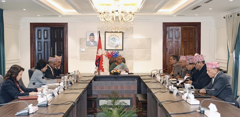 मन्त्रिपरिषद् बैठक जारी