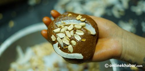 टोखाका व्यापारीलाई चाकु बनाउन भ्याइनभ्याइ (तस्वीरहरू)