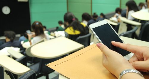 कलेजमा मोबाइल ल्याएको भन्दै जफत गर्नु र जरिवाना तिराउनु कति उचित ?