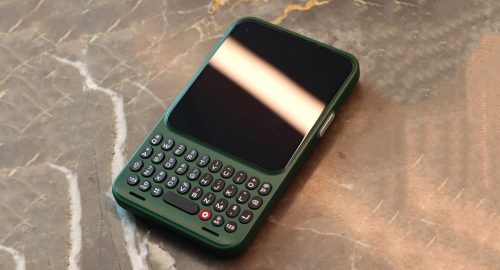 बेलायती कम्पनीले ल्यायो अनौठो फोन : ब्लाकबेरी जस्तो डिजाइन, आइफोन जस्तो फिचर