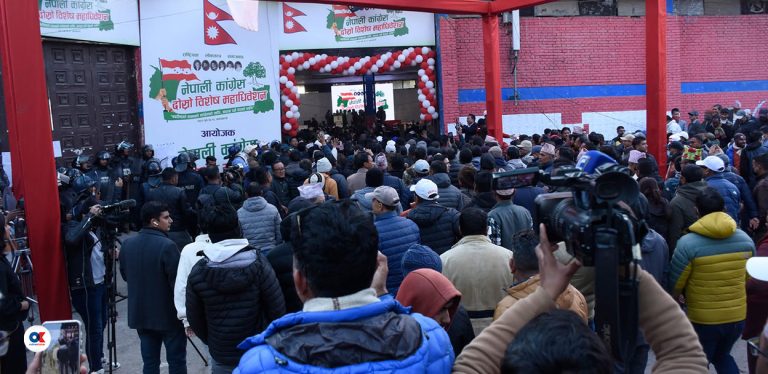 भृकुटीमण्डपमा कार्यकर्ता भन्छन् – प्रष्ट कांग्रेस र भ्रष्ट कांग्रेस छुट्टियो