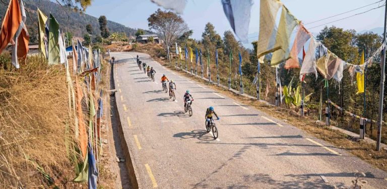 क्यान्सर प्रभावितको उपचार सहयोगार्थ मध्यपहाडी लोकमार्गमा साइकल यात्रा