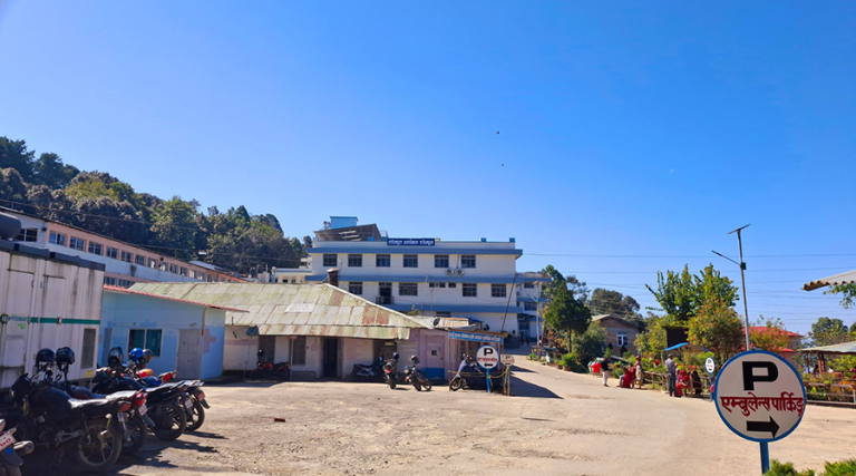 अध्यक्षलाई मोसो दलेको विरोधमा डडेल्धुरा अस्पताल बन्द