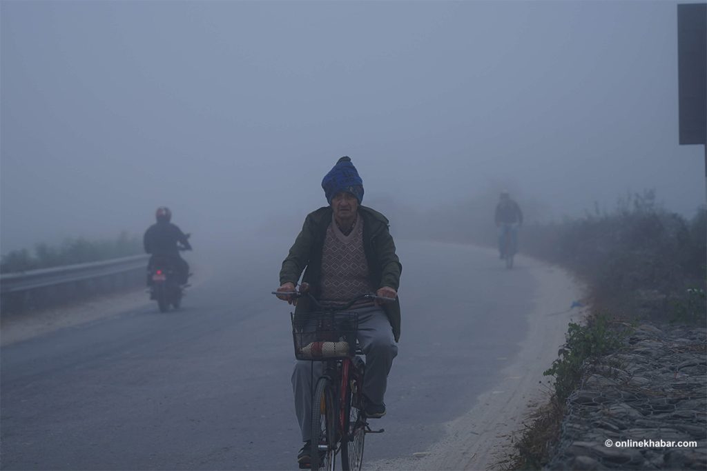 कुहिरो र हुस्सुले ढाकिएको दमक, जनजीवन कष्टकर (तस्वीरहरू)