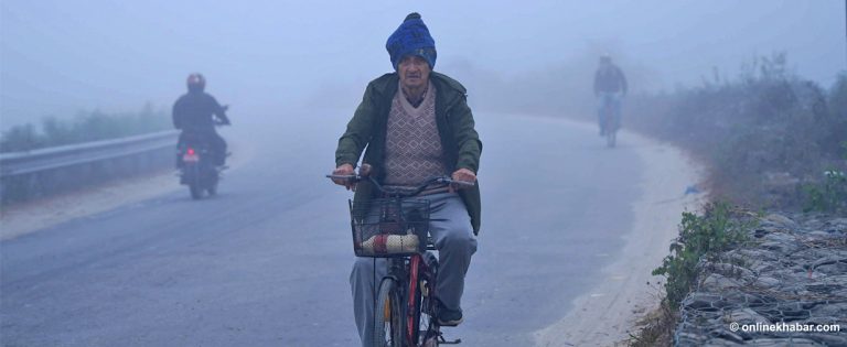 कुहिरो र हुस्सुले ढाकिएको दमक, जनजीवन कष्टकर (तस्वीरहरू)