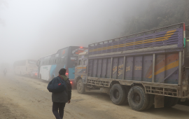 दाउन्नेमा सडक चिप्लो हुँदा राजमार्ग अवरुद्ध