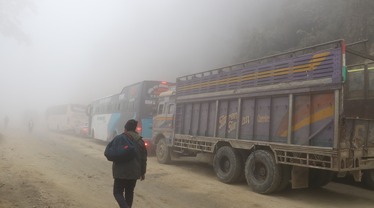 दाउन्नेमा सडक चिप्लो हुँदा राजमार्ग अवरुद्ध
