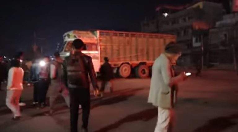 इटहरीमा ट्रकको ठक्करबाट साइकल यात्रीको मृत्यु, सडकमा उत्रिए आफन्त