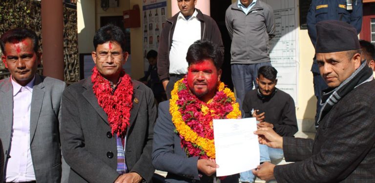 दीपक धामीले गरे उम्मेदवारी दर्ता