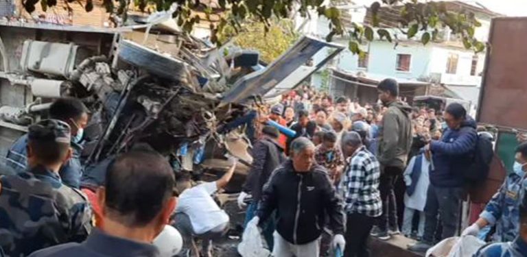 जनकपुरबाट भ्रमण आएको बस धरानमा दुर्घटना, पाँच जनाको मृत्यु