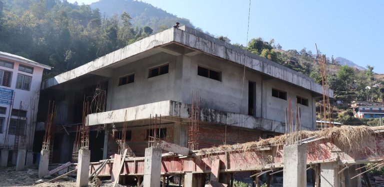 धवलागिरी  अस्पताल भवन : तीन पटक म्याद थप गर्दा आधा काम