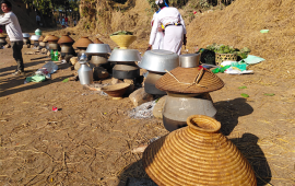 ढिक्री बनाउन व्यस्त थारू समुदाय   