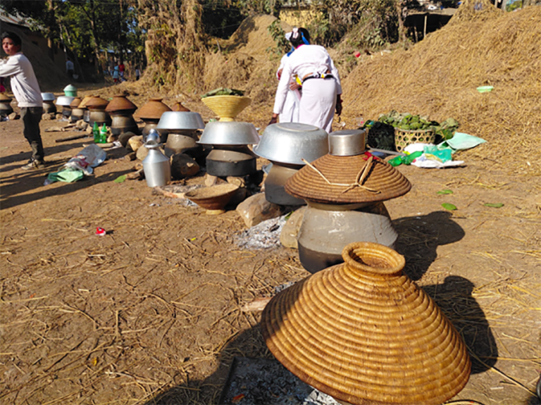 ढिक्री बनाउन व्यस्त थारू समुदाय   