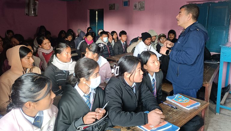दिक्तेलमा स्कुले बालबालिकालाई क्यान्सर सचेतना प्रदान