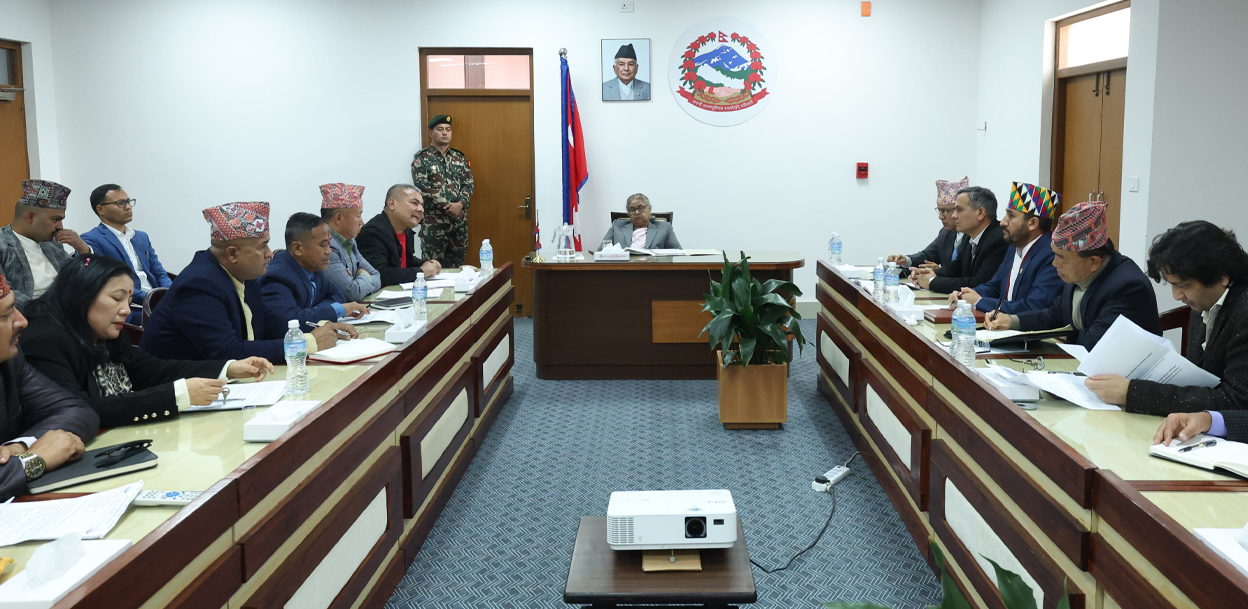 दुर्गा प्रसाईंको समूहसँग प्रधानमन्त्री कार्कीको भेटवार्ता