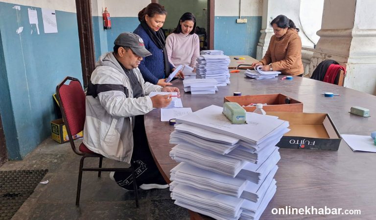 आयोग कर्मचारीलाई चुनावको चटारो (तस्वीरहरू)