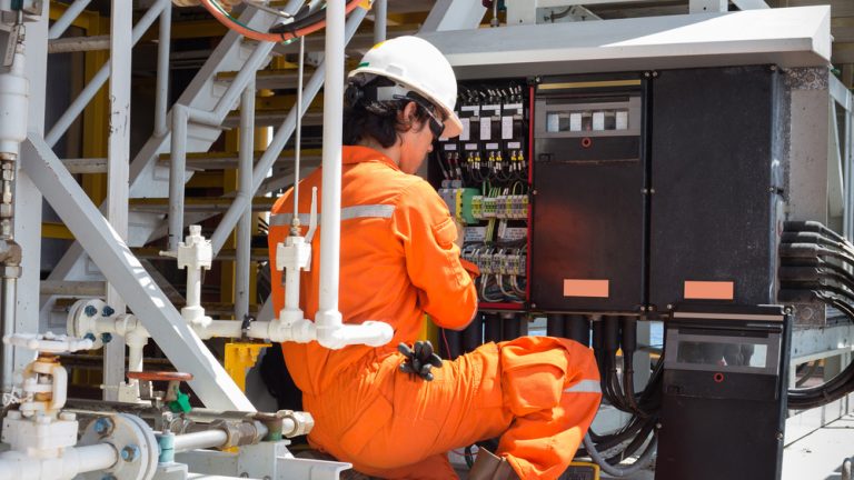 एआई कम्पनीमा इलेक्ट्रिसियन र प्लम्बरको अभाव, इन्जिनियर फालाफाल